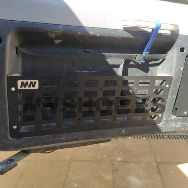 Molle panel para sustitur la red original de la puerta del maletero del Mitsubishi Montero V60 que cede con el paso de los años.  Fabricado en acero al carbono y pintado con pintura electroestatica al horno.  Se incluyen tornillos y tuercas remachables para su instalacion. 